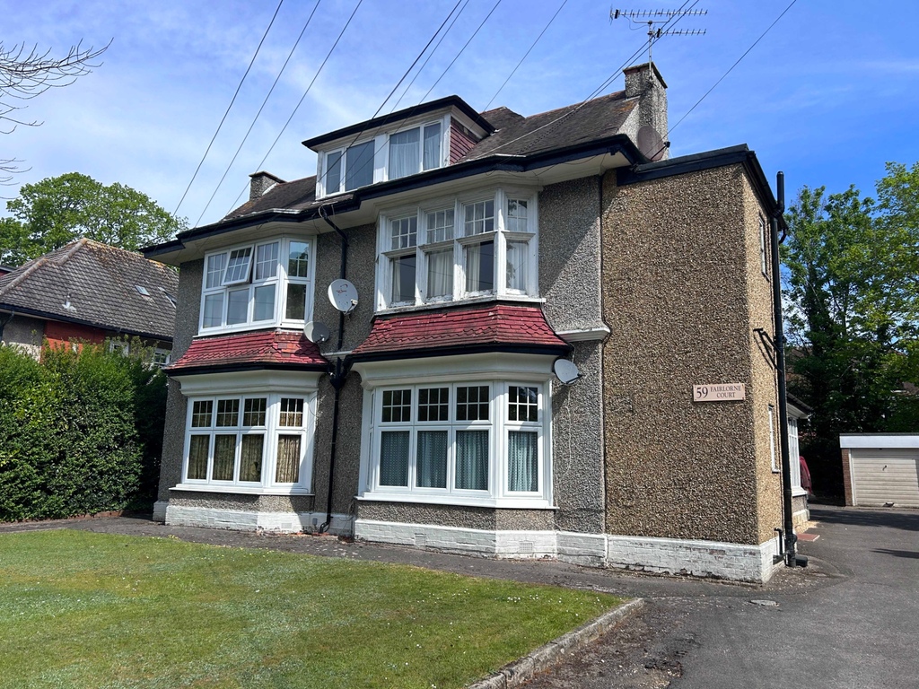Charminster, lovely studio with DOUBLE GARAGE and no chain