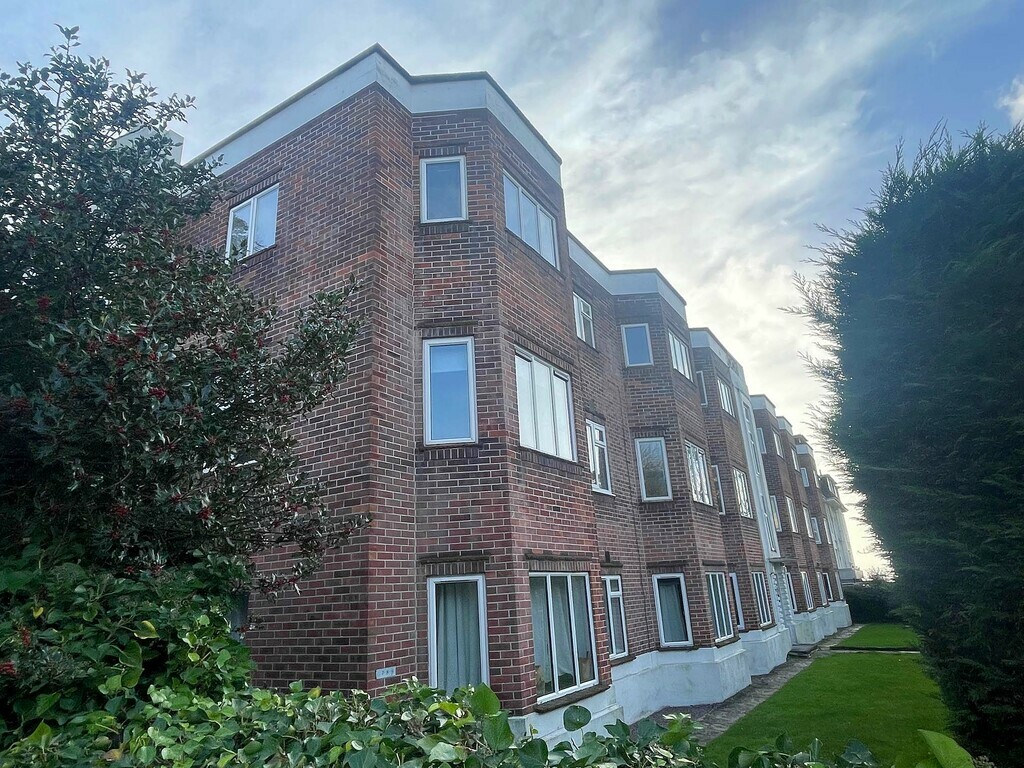 SPACIOUS FIRST FLOOR, THREE BEDROOM FLAT, CLOSE TO BOURNEMOUTH PIER