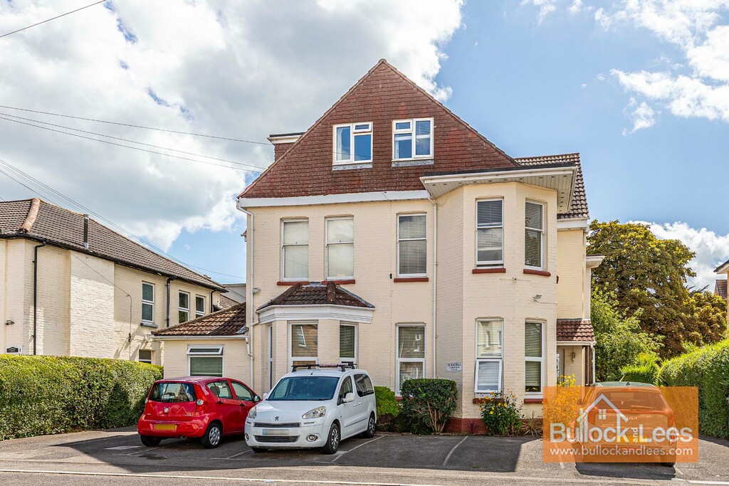 BOSCOMBE, one double bed flat, in quiet location close to Christchurch Road