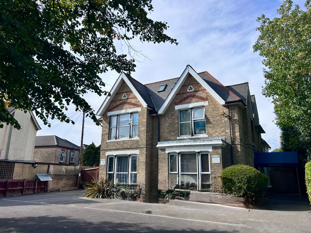 Christchurch Road, two bed furnished flat available now!
