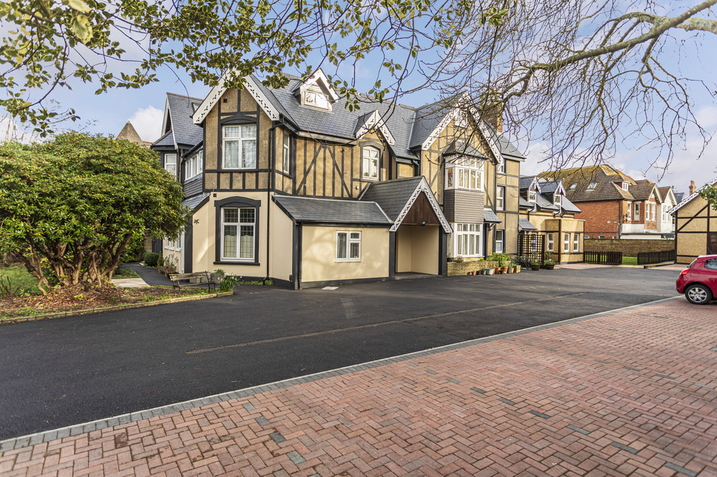 Wharncliffe Road, Bournemouth, BH5 1AH