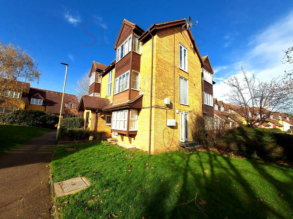 Large,modern studio flat with separate kitchen. Slettings