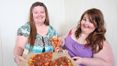 400lb Feeding Model Is Making It Big With MUM's Help