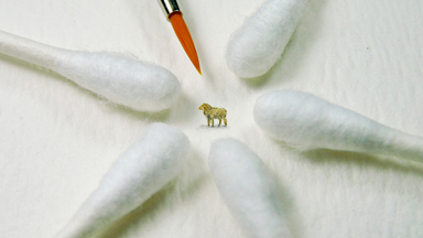 Micro-painting: Artist creates tiny watercolour art