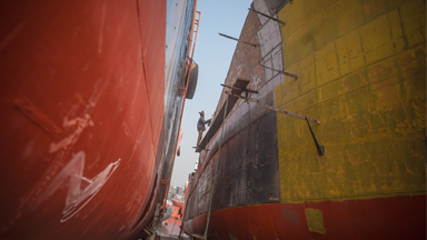 Workers risk their lives for little pay on dangerous shipyards