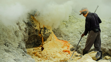 Workers endure gruelling conditions mining sulphur from a volcanic crater