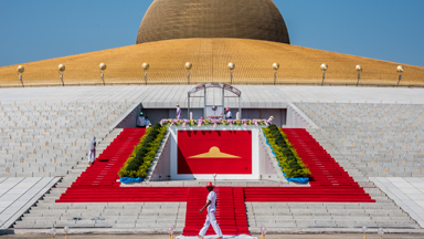 Thousands of Buddhists gather at Thai temple to celebrate Magha Puja day
