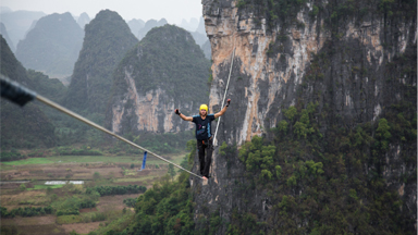 Daredevil Breaks World Record Highline Distance
