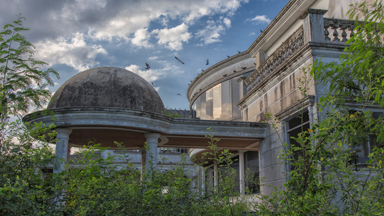 Exploring The Deserted Mansions Of Bangkok