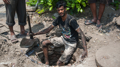 IT STINKS! SEWER DIVERS IN WORKING CONDITIONS BACKLASH