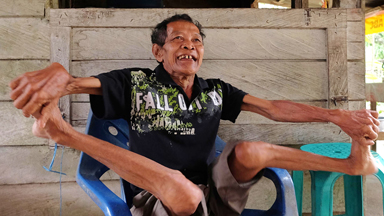 Going round the twist: Bendy grandad folds into eyewatering contortions