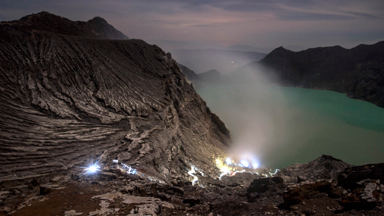 Tough miners dig for sulphur on active volcano