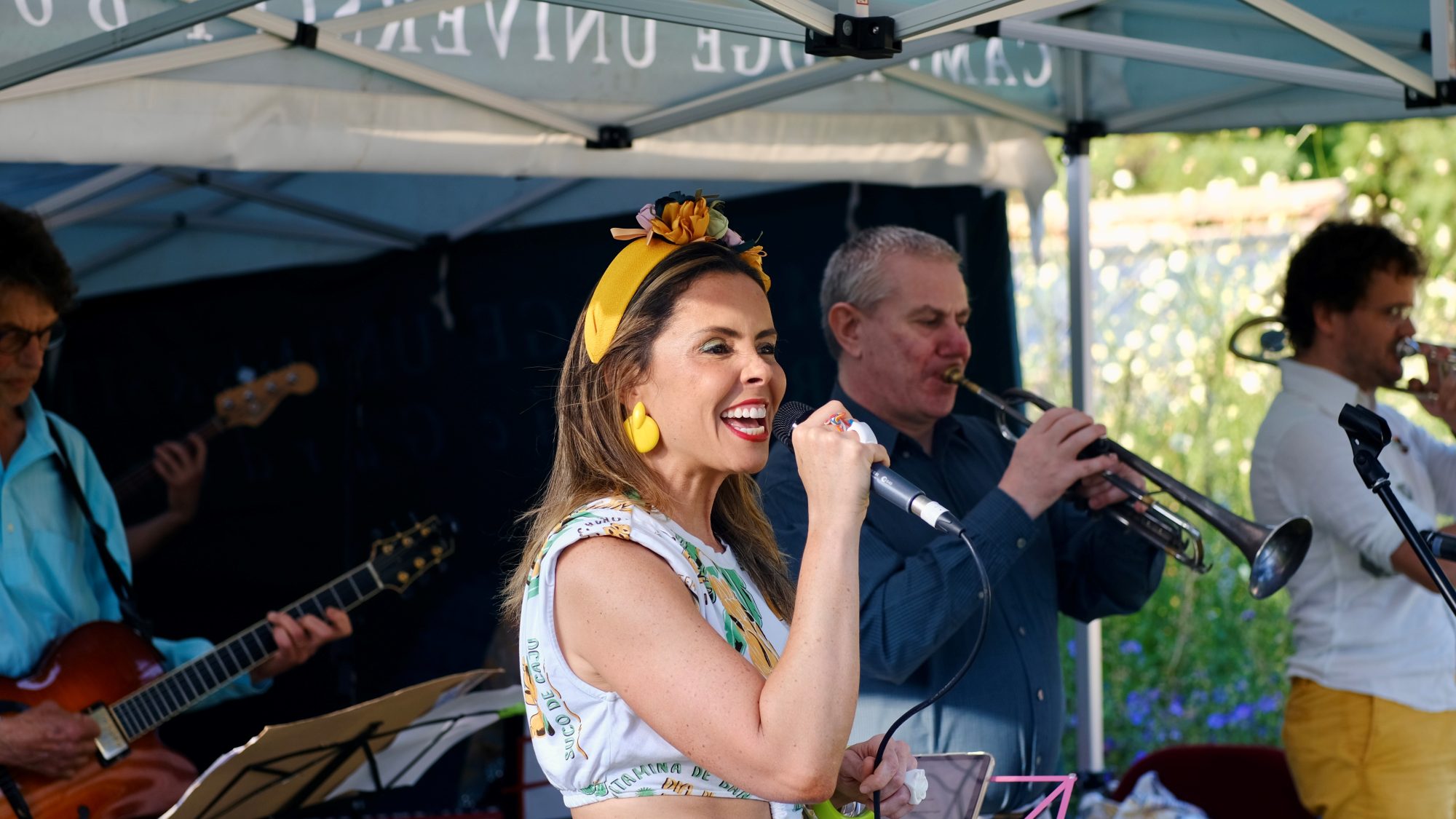Female singer Caru Lins in front of a microphone
