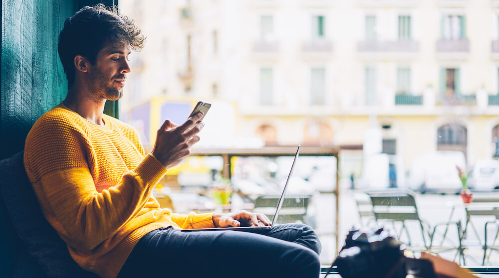 guy using 4g to surf web on his phone
