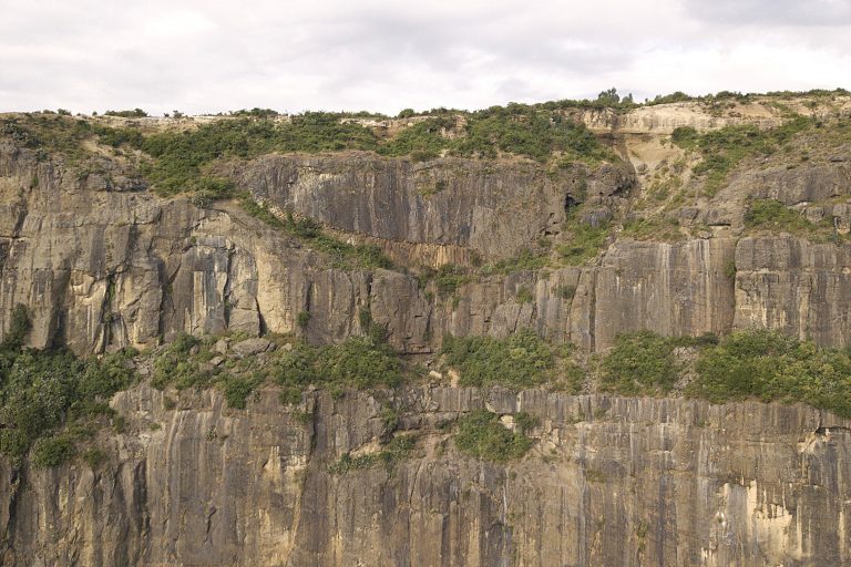 Channel-filling ponded lava flow (~30–35 m thick) incised into diffusely bedded alluvial fan volcaniclastic conglomerates and overlain by lacustrine diatomaceous mudstones and silicic tuffs