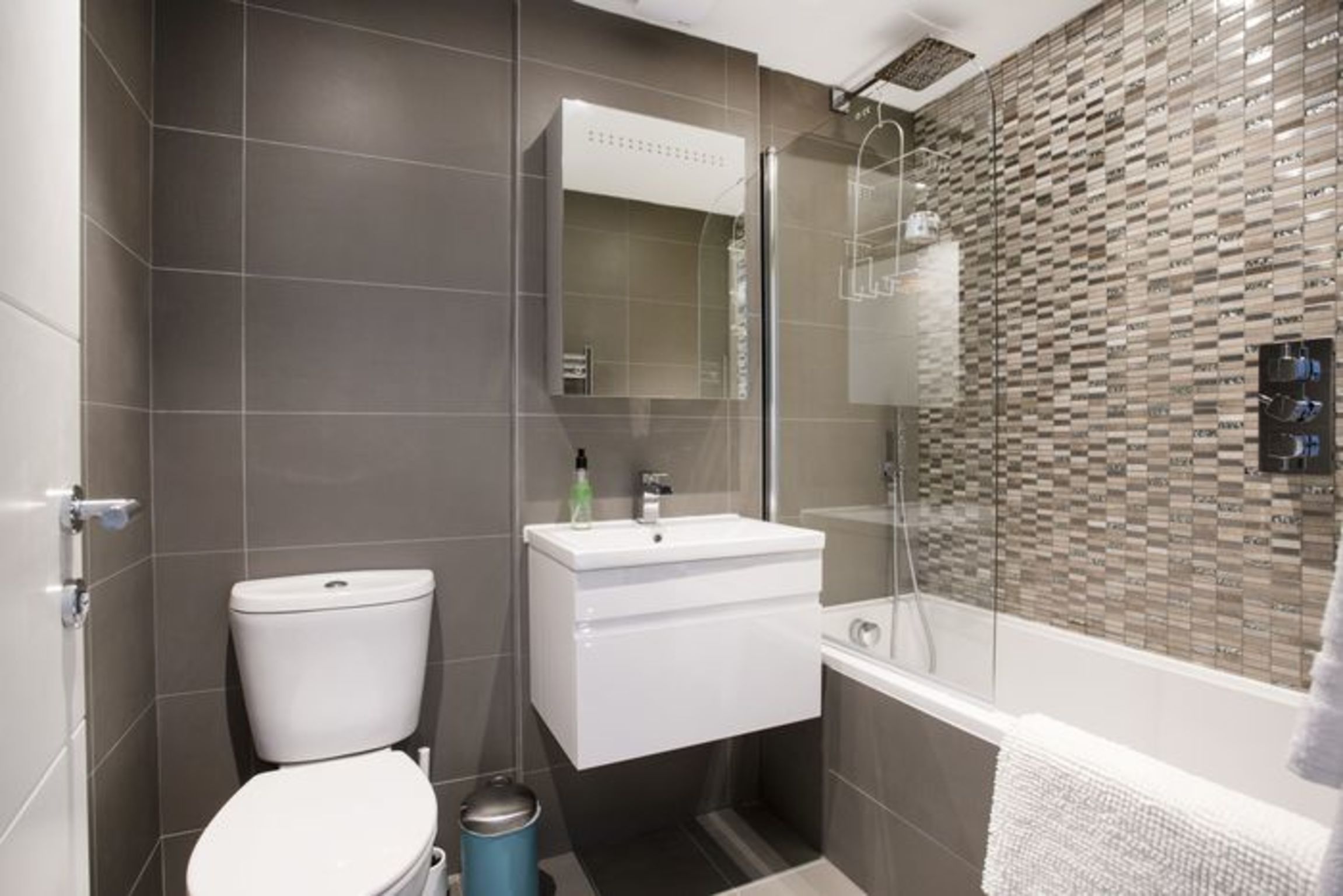 Contemporary 3 Bed Vacation Rental in Clapham, London Home From Home