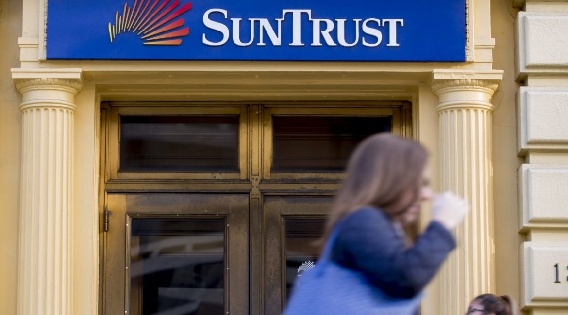 Riesgo interno: Empleado del banco SunTrust puede haber robado información sobre 1,5 millones de clientes 1 SunTrust Employee May Have Stolen Information About 1.5 Million Clients