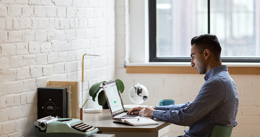 Telecommuting is here to stay. How to stay productive? 2 La actual crisis sanitaria ha ocasionado que numerosas empresas tengan que adaptarse al teletrabajo. Esto puede no resultar fácil para todos por igual, llegando a afectar tanto a nivel personal como laboral, como ya vimos en posts anteriores: ¿Cómo reacciona nuestro cerebro ante situaciones de aislamiento?. Además, todo parece apuntar a que esta nueva situación laboral va a mantenerse en el tiempo más de lo que en un principio imaginábamos. Por lo tanto, a pesar de las dificultades, es recomendable seguir una serie de pautas que te pueden ayudar a mantener la productividad a nivel laboral.