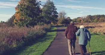 Ouderen aan het wandelen