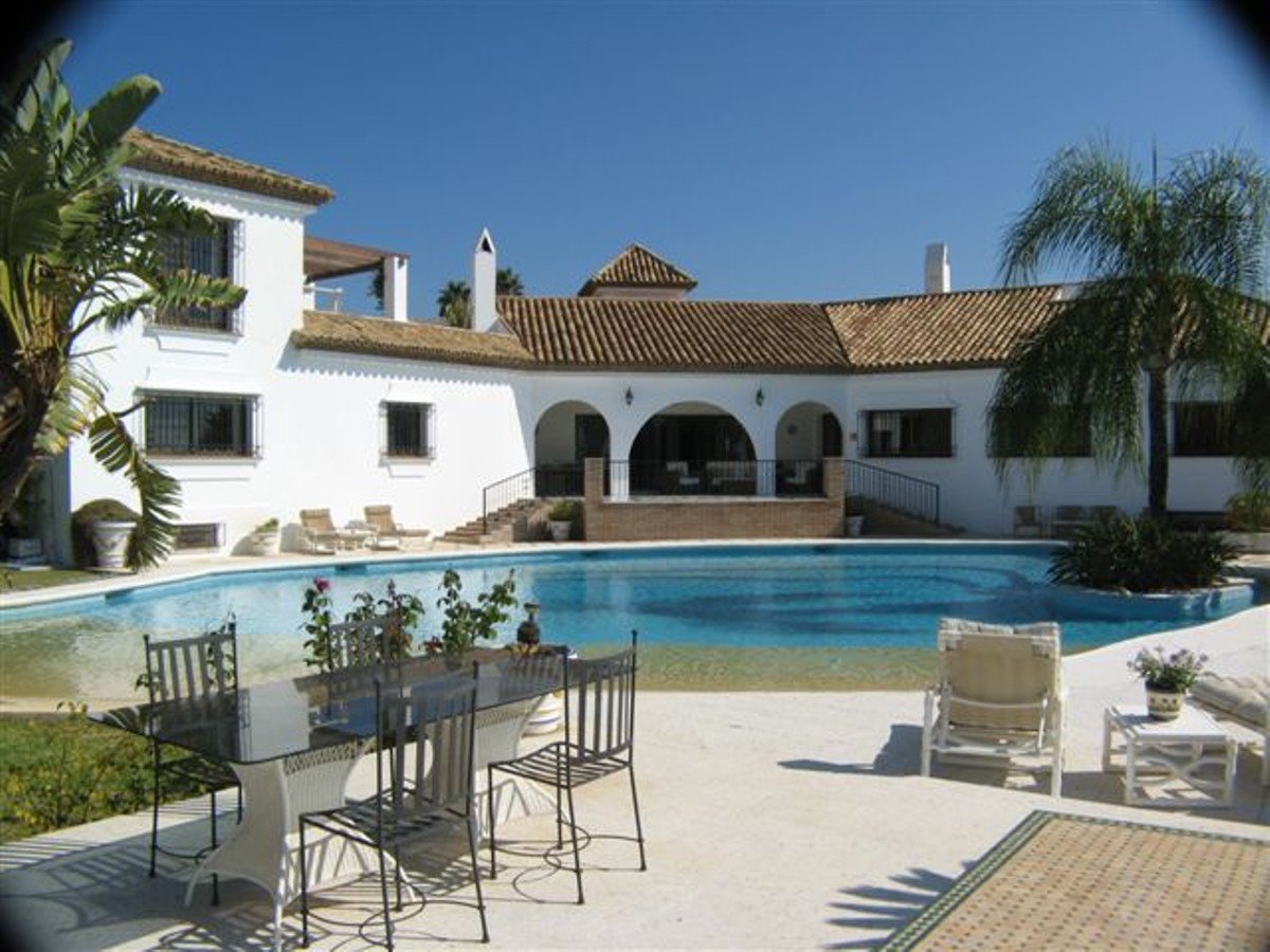 Villa for sale in Estepona, El Paraiso Villa for sale in Estepona, El Paraiso