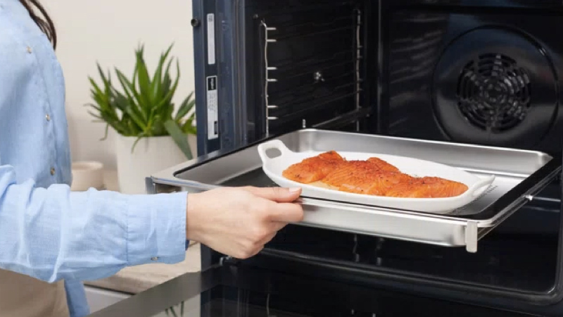 Gerecht wordt in de oven geplaatst