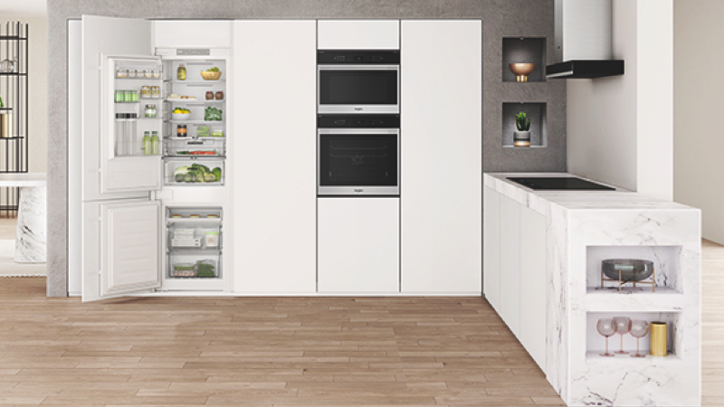 Svetlá moderná kuchyňa vybavená spotrebičmi Whirlpool.