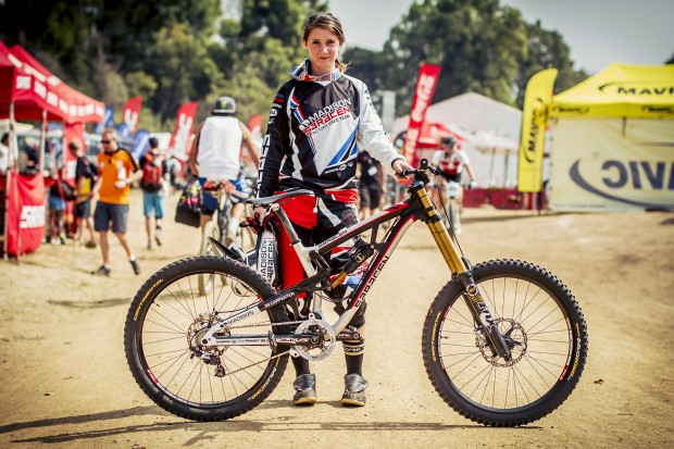 Manon Carpenter bringt ihr frisch designtes und überarbeitetes Saracen Myst mit nach Südafrika. Sie fährt ein leichtes Setup mit Carbon-Anbauteilen und Fox RAD Air shock.