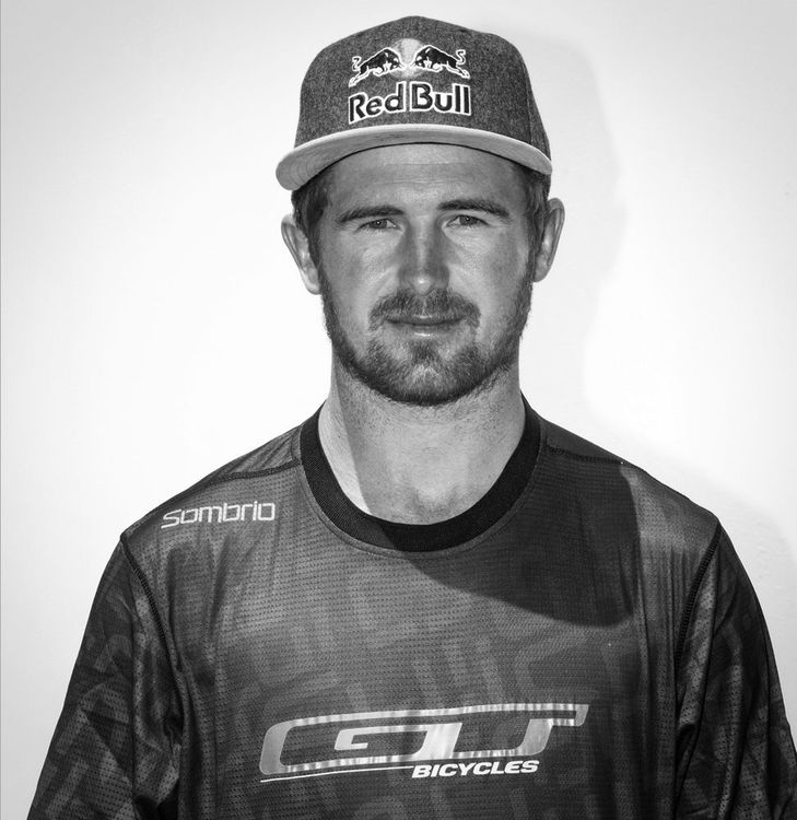 "Bulldog" back on track. Nice! Sein irrer Fahrstil und seine Furchtlosigkeit bringt ihn bestimmt nach ganz oben!