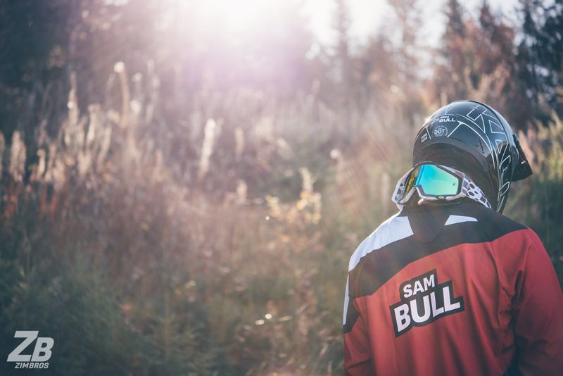 Aufgewachsen im ländlichen Südafrika, wo die Grenze zwischen Reichtum und Armut sehr schwach ist. Es gibt Menschen die haben alles und Menschen die haben gar nichts! „has definitely put things into perspective.” -Sam Bull.