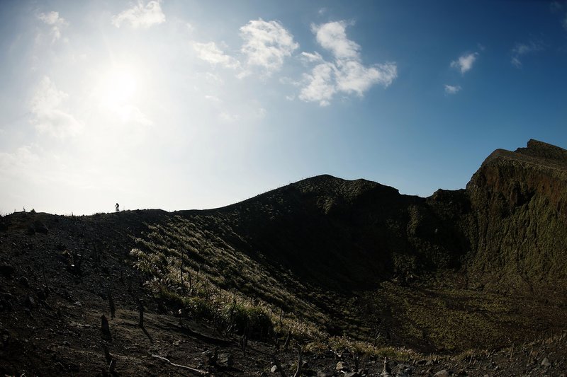Steve Smith riding alongside the volcano © Hiroyuki Nakagawa/Red Bull Content Pool