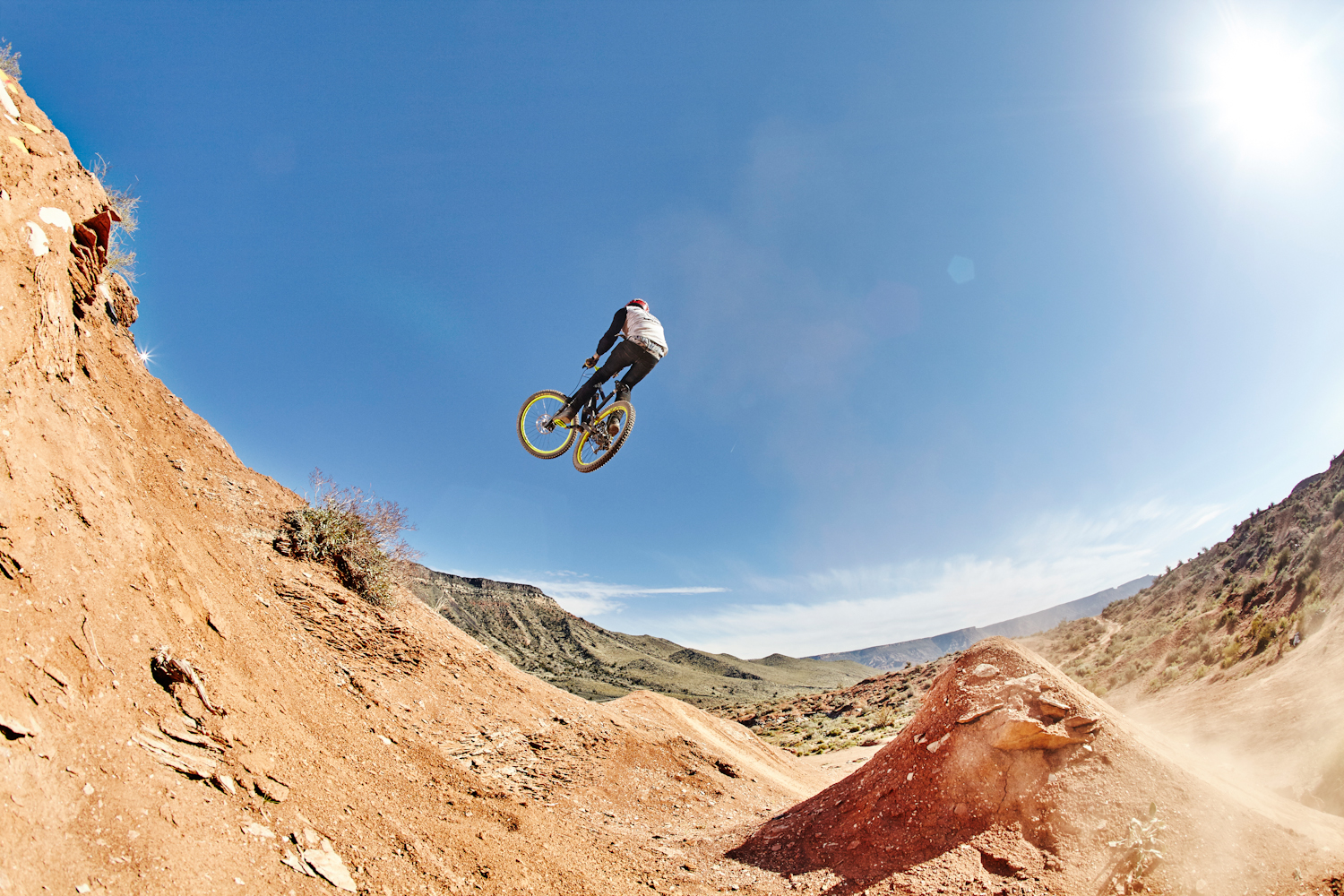 Fabio Schäfer springt eine Hip auf dem Red Bull Rampage Gelände in Utah, USA - Foto: Jannik Hammes