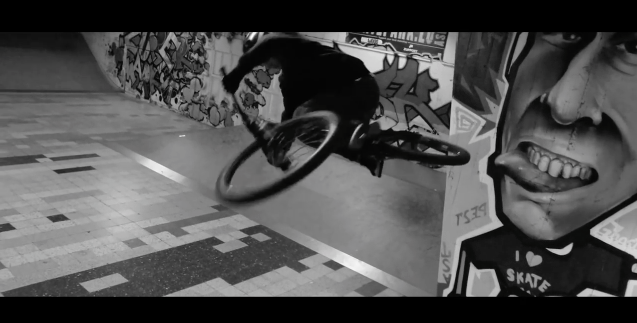 Max Wassmut auf seinem Dirt Bike in der Skatehalle Trier. Gefilmt von Philipp Lenhart @HotSpot media