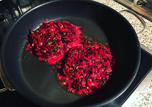 Fit durch den Winter mit dem deutschen Meister - Teil 1 Die Bratlinge schön in der Pfanne braten.