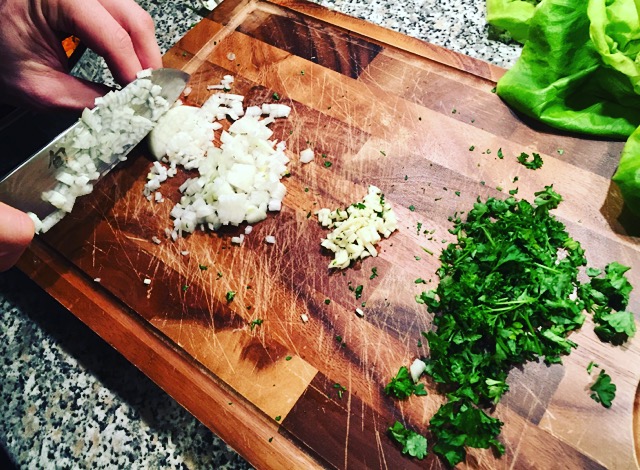 Fit durch den Winter mit dem deutschen Meister - Teil 1 Zwiebeln schneiden und Kräuter hacken.