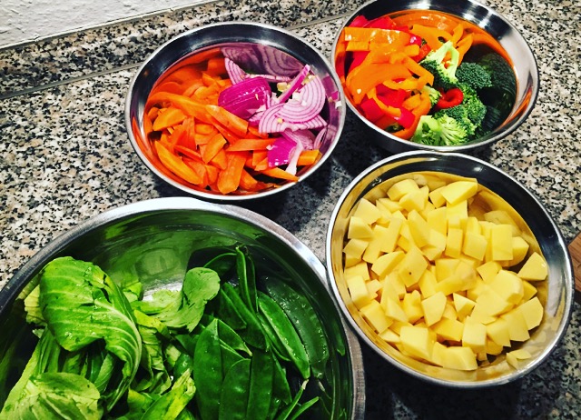 Gemüse klein schneiden.