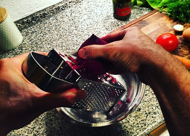 Fit durch den Winter mit dem deutschen Meister - Teil 1 Rote Beete raspeln.