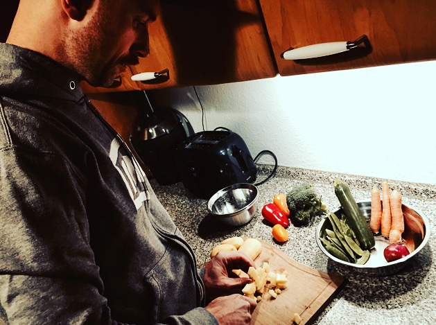 Zuerst die Kartoffeln in den Wok oder Pfanne!