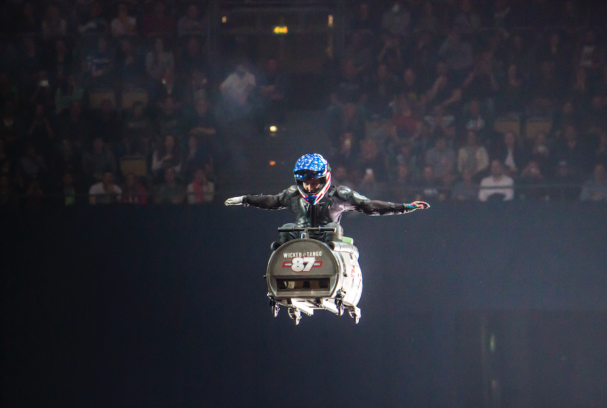 Kurtis Downs riskierte den Stunt, bei dem sich Jolene so verletzte erneut und flippte mit dem Whisky-Fass durch die Luft. Foto Credit: Nitro Circus live