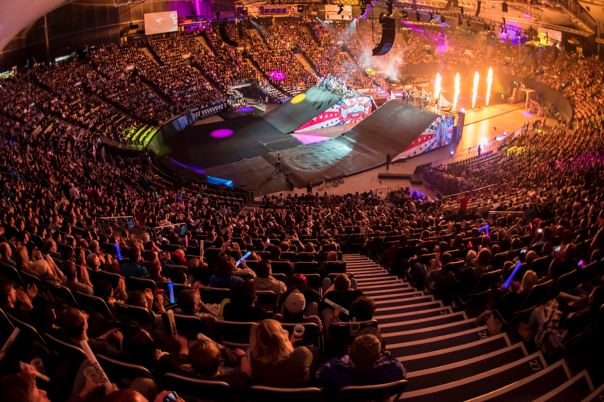 Die Meute tobt - die Stimmung am Höhepunk. Adrenalin wohin man sieht. - Foto Credit: Nitro Circus live