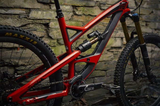 YT Capra CF Pro Race