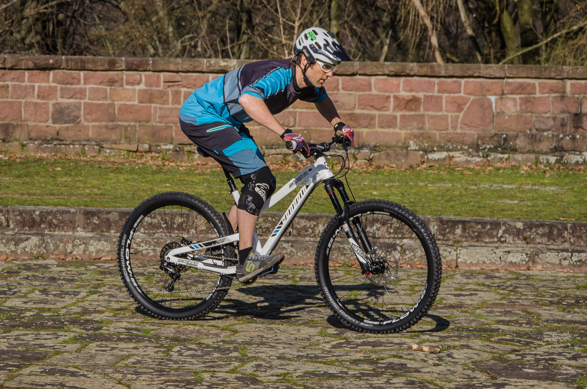 Je nach Fahrsituation wird die Grundposition durch stärkere Beugung und Streckung der Knie und Ellbogen entsprechend angepasst. Schnellere Fahrt, aggressivere Fahrweise und technischeres Gelände = tiefere Position auf dem Bike. Auch Attack-Position genannt.