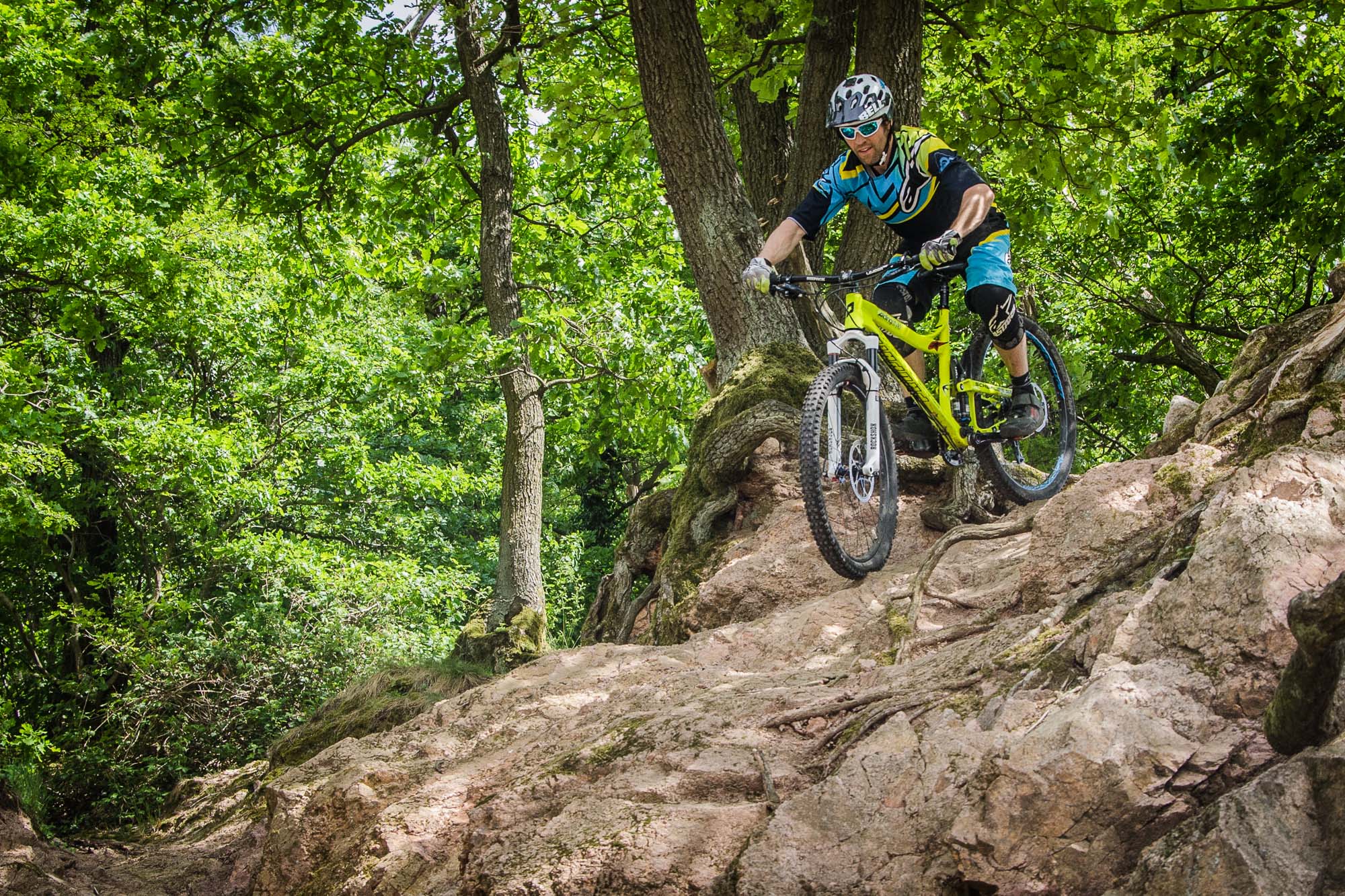 Eine aktive Grundposition ermöglicht dir auch bei höheren Geschwindigkeiten und in technischem Gelände dein Bike zu steuern.