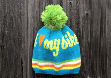 Wunderschöne und vor allem warme Pom Pom Mütze mit "I Love my Bike" Druck. Mit Innenfleece. Größe: 48 cm Passt für Kinder von 10 Monaten bis 3 Jahren. Material: 100% Polyacryl