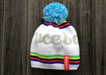 Coole und warme Pom Pom Mütze mit "Race Baby" Aufdruck. Mit Innenfleece und Word Champion Streifen außen. Größe: 48 cm Passt für Kinder von 10 Monaten bis 3 Jahren. Material: 100% Poly Acryl