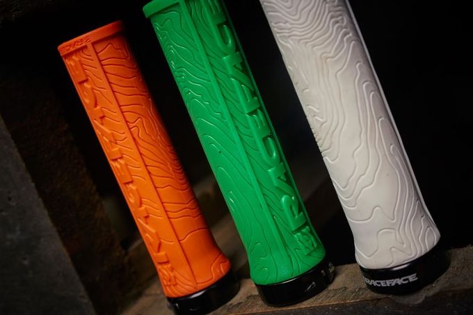 Dirt100 Race Face Half Nelson Grip2