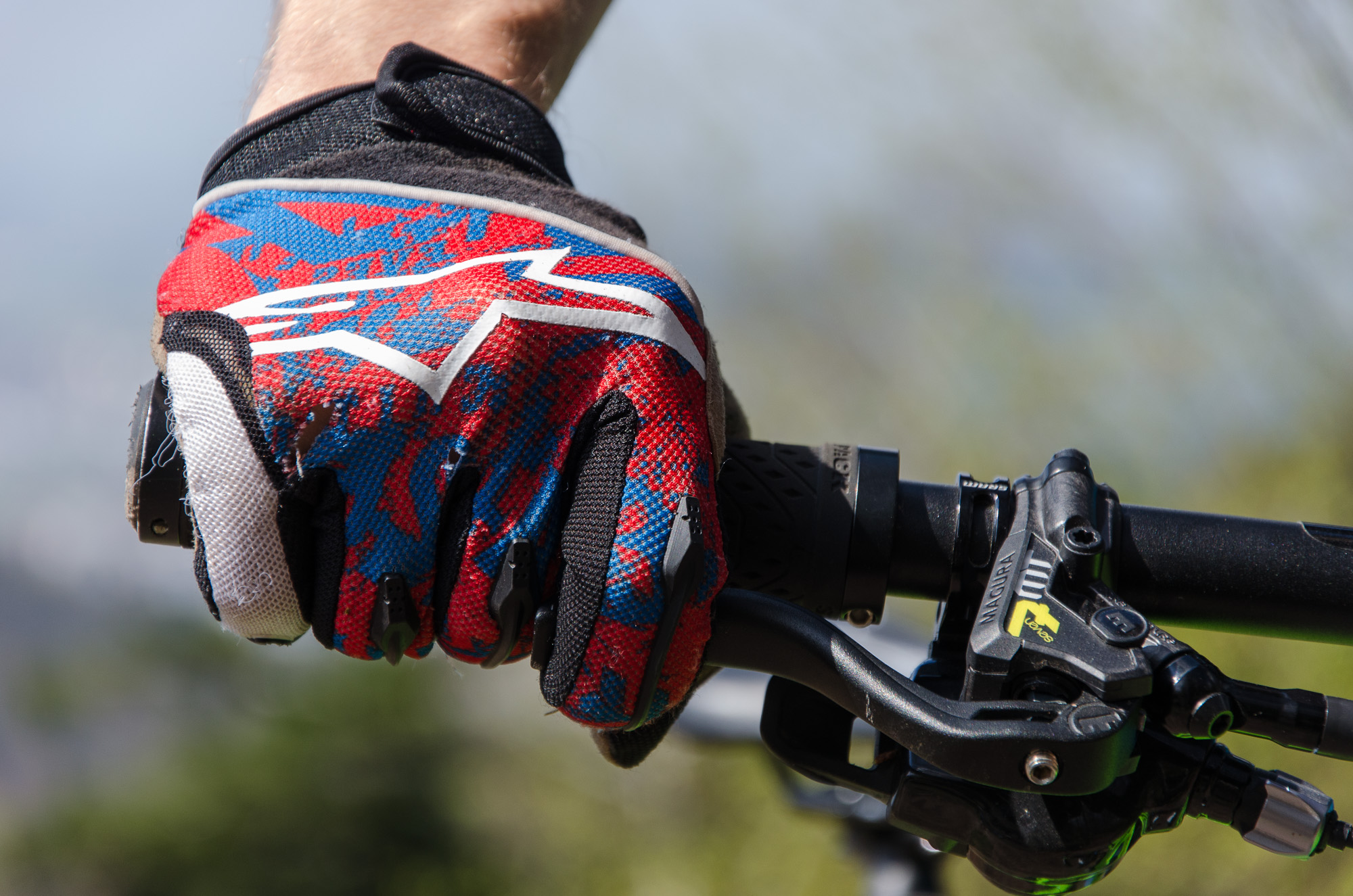 Der Druckpunkt ist noch ein Stück vom Lenker entfernt und der Mittelfinger wird nicht eingeklemmt