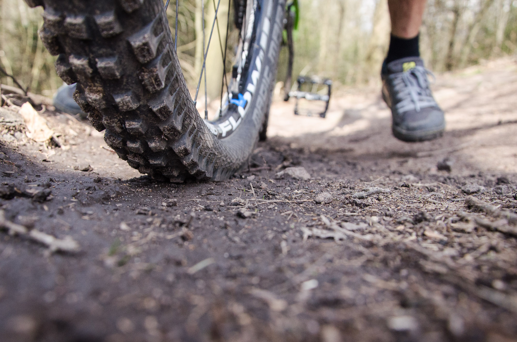 Bei erhöhtem Druck auf das Vorderrad vergrößert sich auch die Auflagefläche und somit steigen Traktion und Bremswirkung.