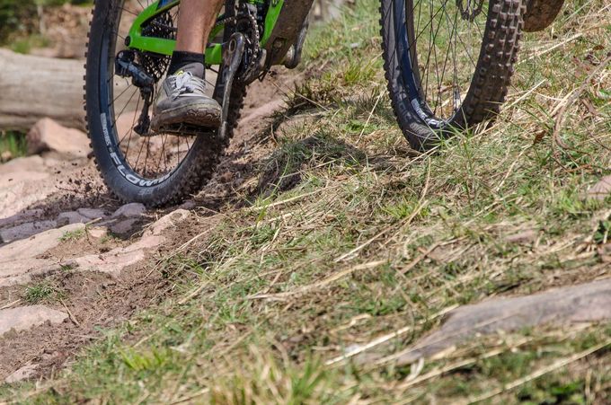 Schräg am Hang neigt ein stark abgebremstes Rad Richtung Tal zu rutschen.