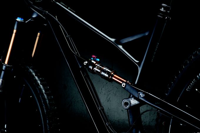 JEFFSY_CF_Pro_Rawr_Jet_Black_Damper-680x454