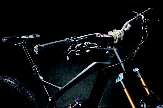 JEFFSY_CF_Pro_Rawr_Jet_Black_Handlebar-680x454